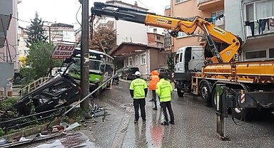 Freni boşalan halk otobüsü trafiği birbirine kattı!