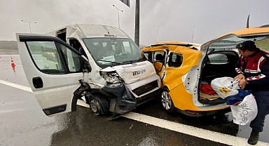 İşçi servisiyle taksi çarpıştı! 13 kişi yaralandı