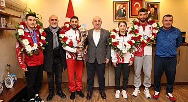 Madalya ile dönen sporculara davvullu zurnalı karşılama