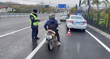 Motosiklet sürücüleri tek tek denetleniyor