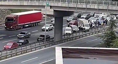 Osmangazi Köprüsü Gebze girişinde tır devrildi!