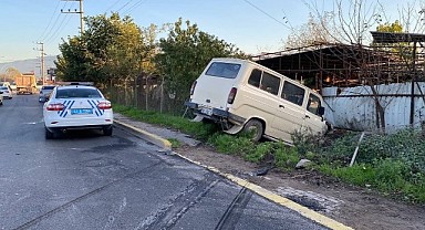 Otomobille çarpıştı! Hızını alamayıp eve daldı