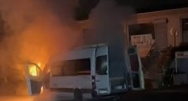 Seyir halindeki servis minibüsü alev alev yandı