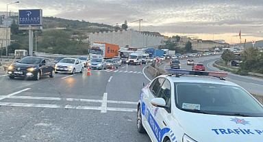 Seyir halindeki tırdan, boş konteyner düştü