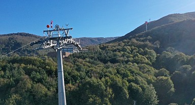 Teleferik hattına haberleşme halatı çekiliyor