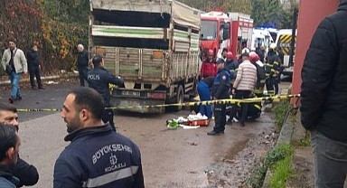 Yaşlı adam geri geri giden kamyonun altında kaldı!