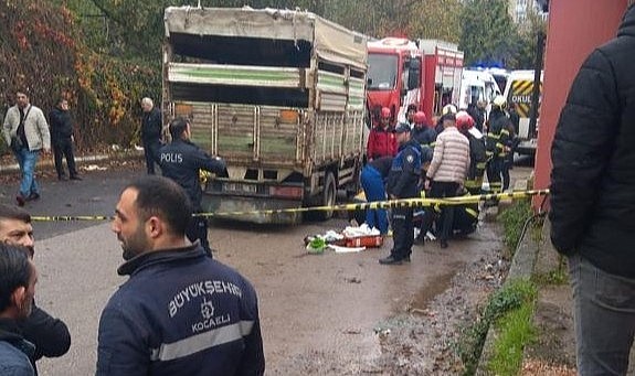 Yaşlı adam geri geri giden kamyonun altında kaldı!