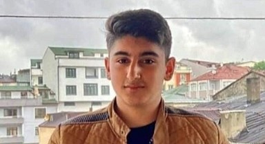 17 yaşındaki kurye otomobilin altında kaldı!