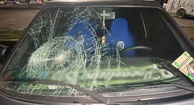 Araçların camını kıran şahıs güvenlik kamerasına yakalandı