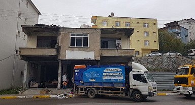 Çayırova’da çöp ev! 3 kamyon çöp çıkarıldı!
