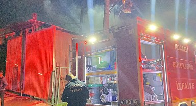 Çayırova'da palet deposu alevlere teslim oldu