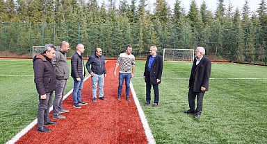 Çiftçi, yapımı devam eden halı sahaları gezdi