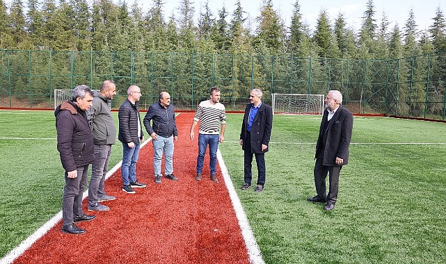 Çiftçi, yapımı devam eden halı sahaları gezdi