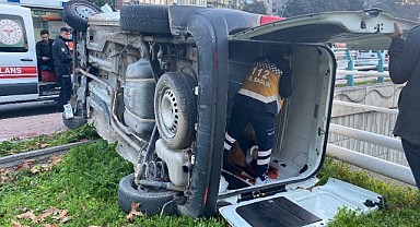 Cip ile çarpışan ticari araç takla attı!