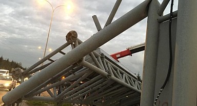 Damperi açılan tır, trafik levhasına çarptı