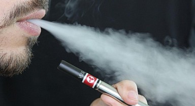 Elektronik sigarada influencer parmağı