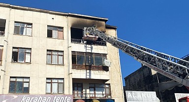 Evde çıkan yangında anne ve 2 çocuğu dumandan etkilendi