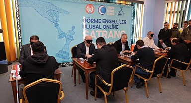 Görmemeleri satranç oynamalarına engel olamadı!
