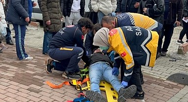 Hafif ticari araçla motosiklet çarpıştı