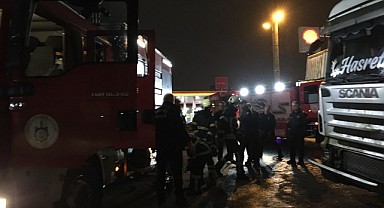 Hakimiyetini kaybeden tır yemek yiyen müşterileri ezdi!