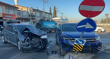 İki aracın çarpıştığı kazada 3 kişi yaralandı