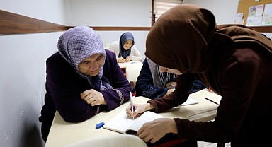 Kadınlar bu kursa okuma yazma öğreniyor!