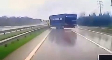 Kaza anı araç kamerasına saniye saniye yansıdı
