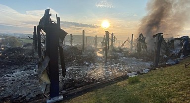 Kül olan depoda soğutma çalışması sürüyor