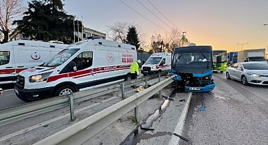 Minibüs yol ayrımındaki bariyere çarptı: 15 yaralı