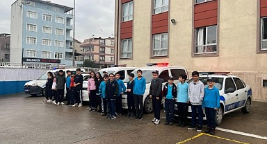 Ortaokul öğrencileri polis araçlarıyla gezdi