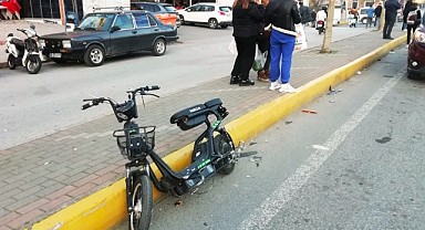 Taksiyle elektrikli bisiklet çarpıştı