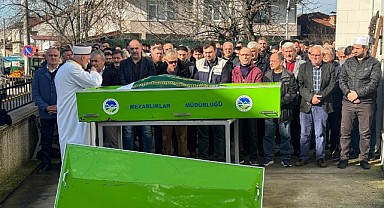 Aydınlatma direğine çarpıp ölen sürücü toprağa verildi!