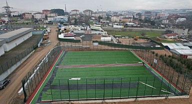 Çayırova’da 12 yeni halı sahanın inşası devam ediyor