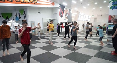Çayırova’da kış sporları eğitimi devam ediyor