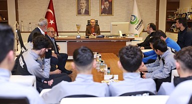 Çiftçi, makamında şampiyonları ağırladı