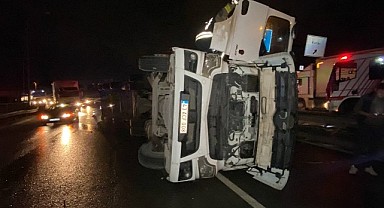Devrilen tırdan dökülen talaşları polis temizledi