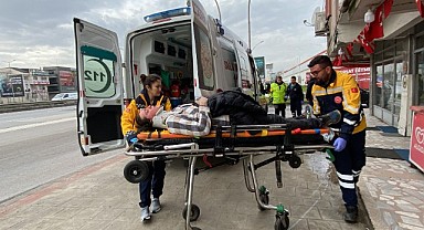 Direksiyon hakimiyetini kaybetti! Refüje çarptı