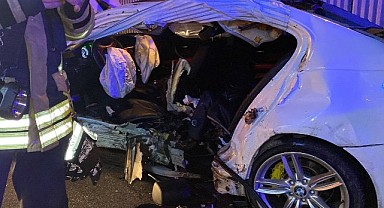 Feci kaza! Otomobil bariyere çarptı, 2 kişi öldü