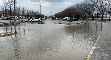 Fırtına nedeniyle otoparkı su bastı!