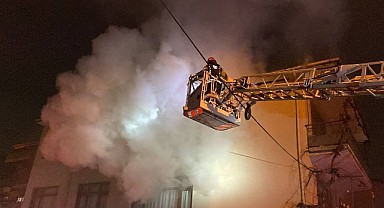 İzmit’te yangın! Binanın 3. Katı alevlere teslim oldu