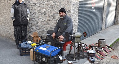 Kaybolmaya yüz tutan dede mesleğini sürdürüyor