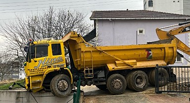 Kontrolden çıkan hafriyat kamyonu, duvarda asılı kaldı
