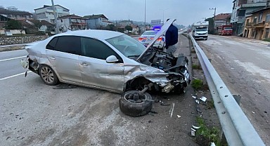 Kontrolden çıkan otomobil, bariyere çarptı!