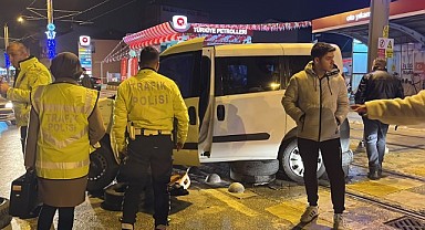 Motosiklet, ticari aracın altında kaldı!