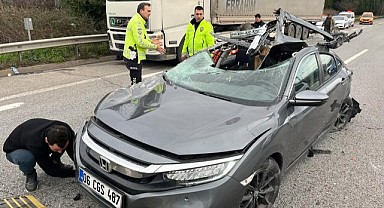 Otomobil emniyet şeridinde duran tıra çarptı! 3 yaralı