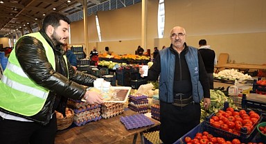 Pazarcı esnafının içini Büyükşehir'in çorbası ısıttı