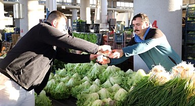 Pazarcı esnafının sıcak çorbayla içi ısındı