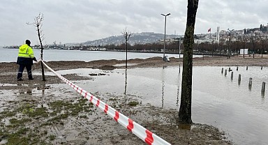 Sahil şeridinde bulunan otoparkı su bastı!