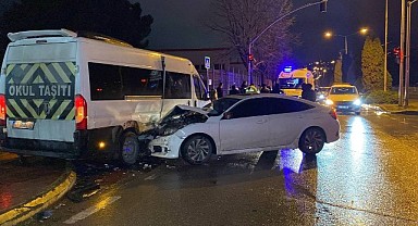 Servis minibüsü, otomobil ile çarpıştı! 4 kişi yaralandı