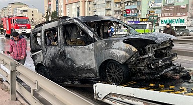 Seyir halindeki araç cayır cayır yandı